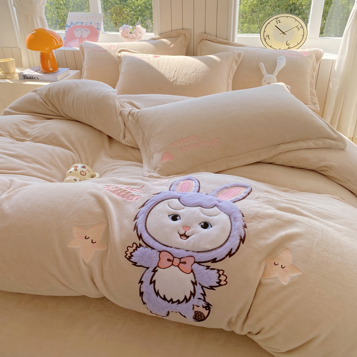 91家纺网 家纺一手货源 找家纺 悦织湾家纺 2025新款牛奶绒四件套纯色贴布绣床单款床盖款床上用品四件套时尚小兔2025新款加厚 床单款时尚小兔-奶咖