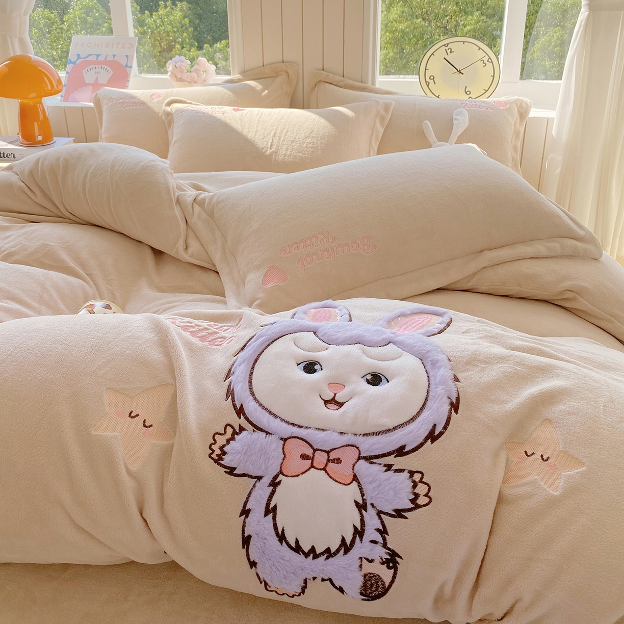 91家纺网 家纺一手货源 找家纺 悦织湾家纺 2025新款牛奶绒四件套纯色贴布绣床单款床盖款床上用品四件套时尚小兔2025新款加厚 床单款时尚小兔-奶咖