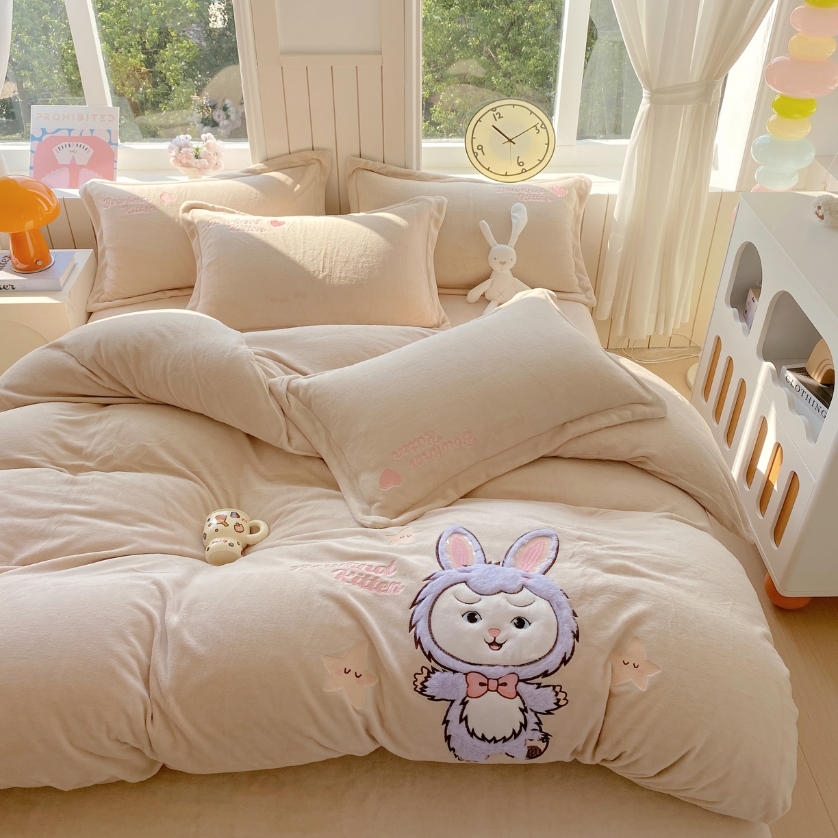 91家纺网 家纺一手货源 找家纺 悦织湾家纺 2025新款牛奶绒四件套纯色贴布绣床单款床盖款床上用品四件套时尚小兔2025新款加厚 床单款时尚小兔-奶咖