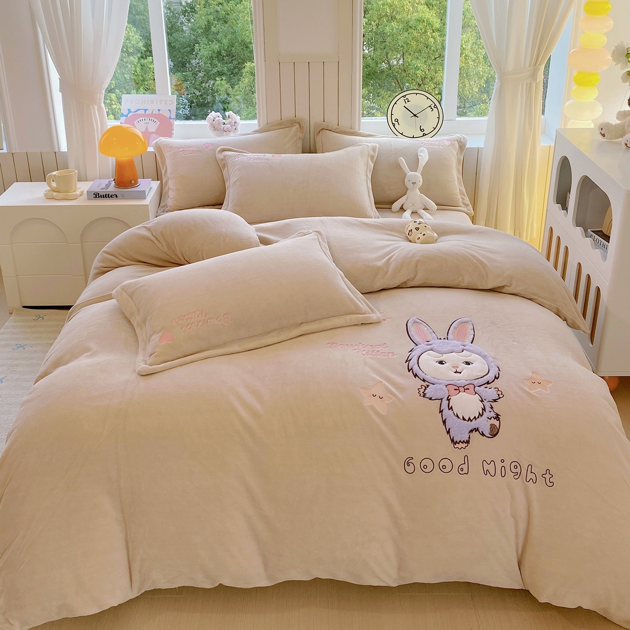 91家纺网 家纺一手货源 找家纺 悦织湾家纺 2025新款牛奶绒四件套纯色贴布绣床单款床盖款床上用品四件套时尚小兔2025新款加厚 床单款时尚小兔-奶咖