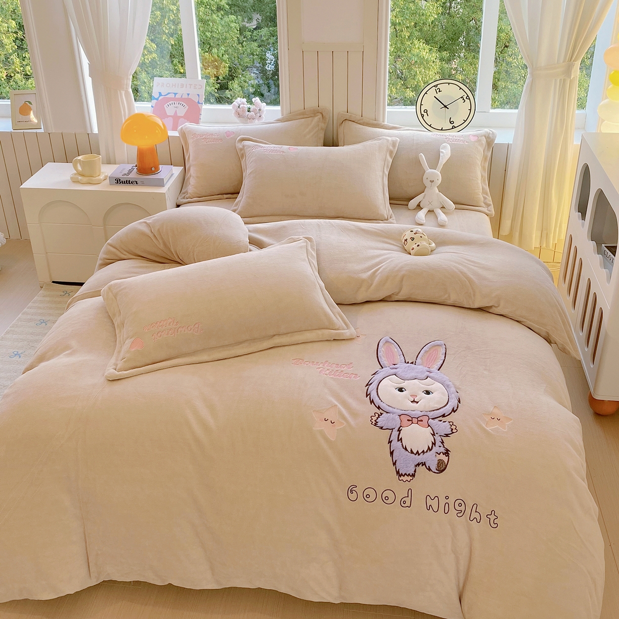 91家纺网 家纺一手货源 找家纺 悦织湾家纺 2025新款牛奶绒四件套纯色贴布绣床单款床盖款床上用品四件套时尚小兔2025新款加厚 床单款时尚小兔-奶咖