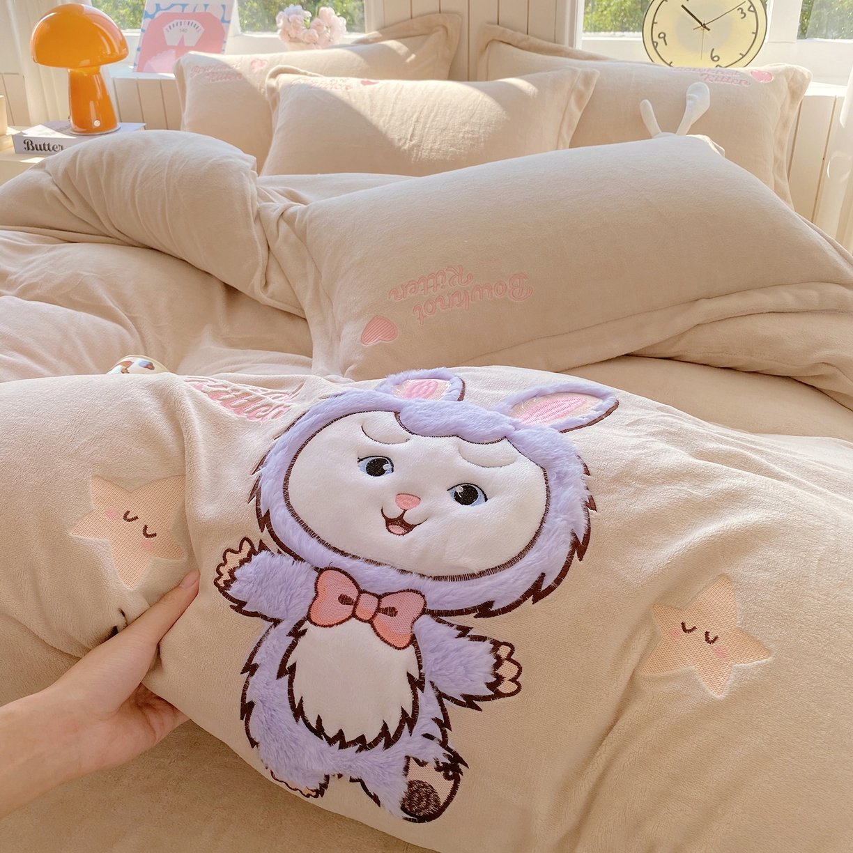 91家纺网 家纺一手货源 找家纺 悦织湾家纺 2025新款牛奶绒四件套纯色贴布绣床单款床盖款床上用品四件套时尚小兔2025新款加厚 床单款时尚小兔-奶咖