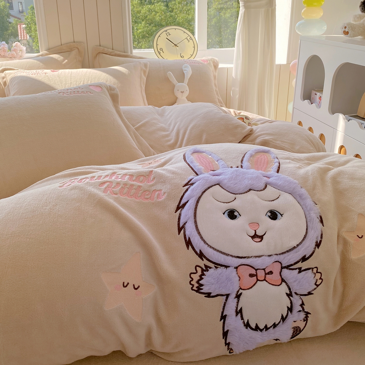 91家纺网 家纺一手货源 找家纺 悦织湾家纺 2025新款牛奶绒四件套纯色贴布绣床单款床盖款床上用品四件套时尚小兔2025新款加厚 床单款时尚小兔-奶咖