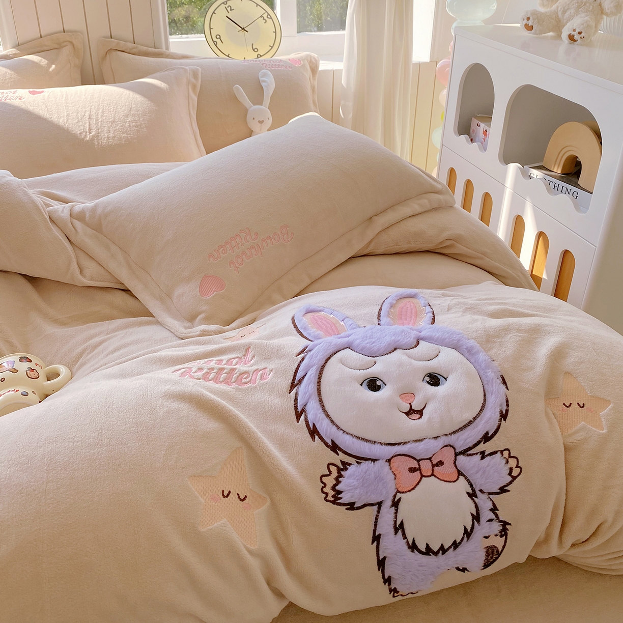 91家纺网 家纺一手货源 找家纺 悦织湾家纺 2025新款牛奶绒四件套纯色贴布绣床单款床盖款床上用品四件套时尚小兔2025新款加厚 床单款时尚小兔-奶咖