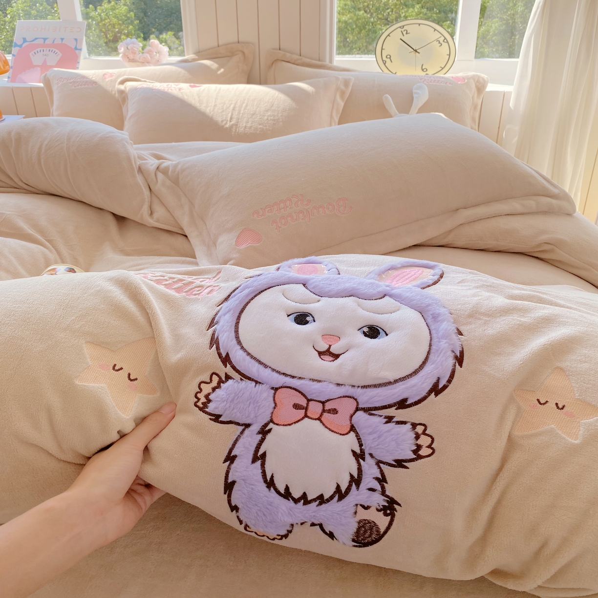 91家纺网 家纺一手货源 找家纺 悦织湾家纺 2025新款牛奶绒四件套纯色贴布绣床单款床盖款床上用品四件套时尚小兔2025新款加厚 床单款时尚小兔-奶咖