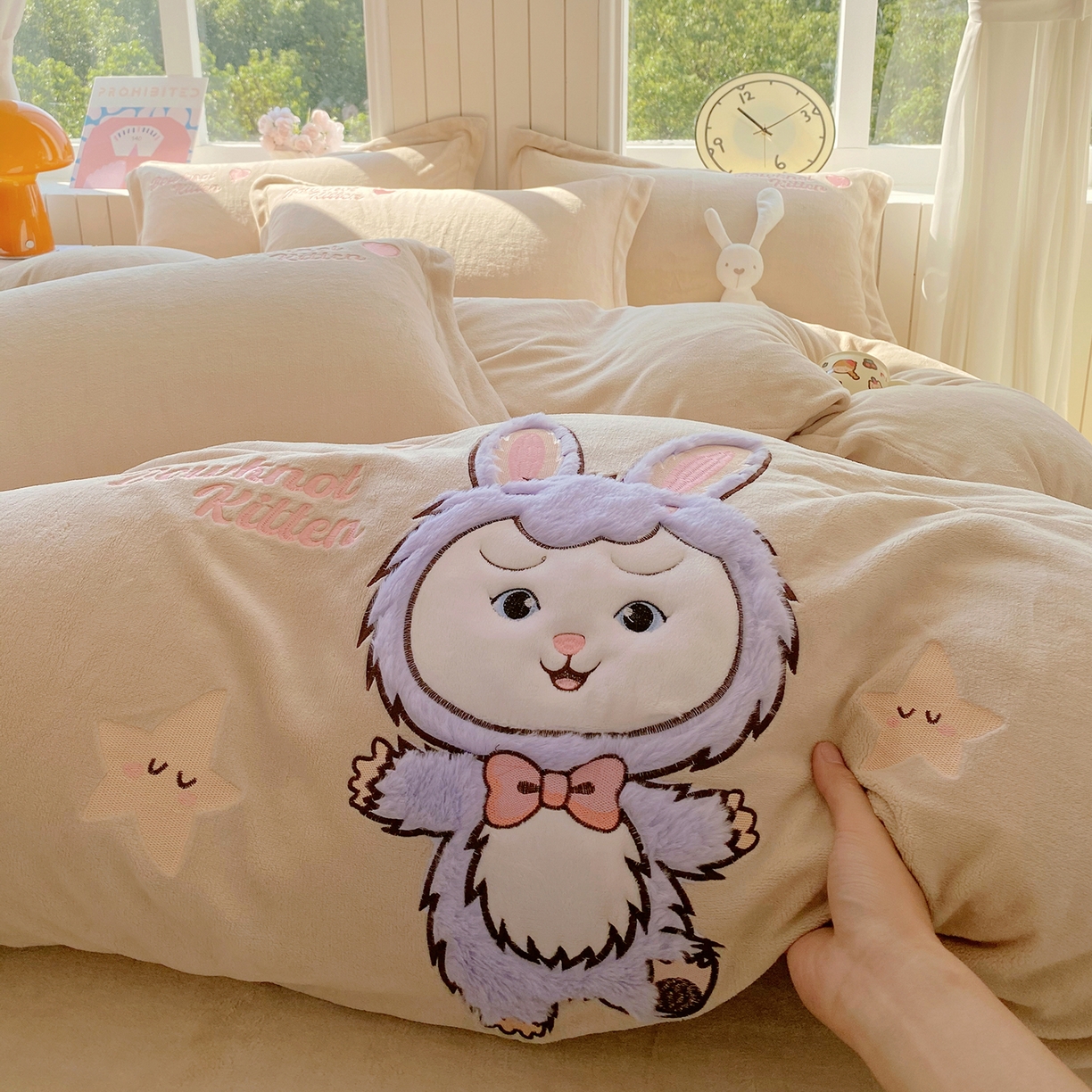 91家纺网 家纺一手货源 找家纺 悦织湾家纺 2025新款牛奶绒四件套纯色贴布绣床单款床盖款床上用品四件套时尚小兔2025新款加厚 床单款时尚小兔-奶咖