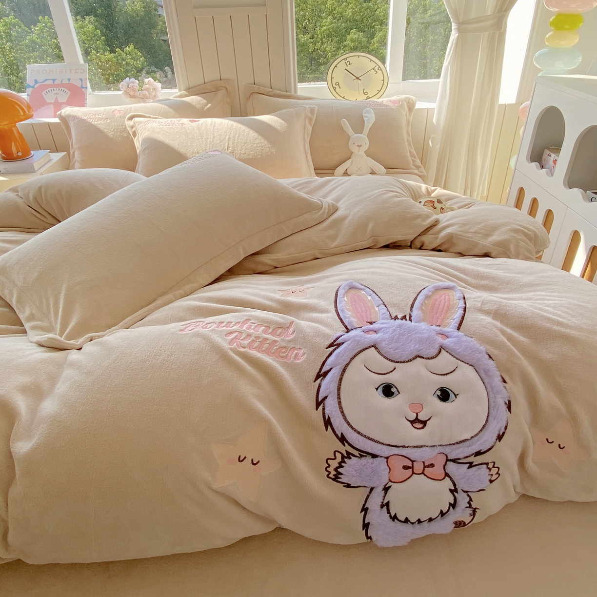 91家纺网 家纺一手货源 找家纺 悦织湾家纺 2025新款牛奶绒四件套纯色贴布绣床单款床盖款床上用品四件套时尚小兔2025新款加厚 床单款时尚小兔-奶咖