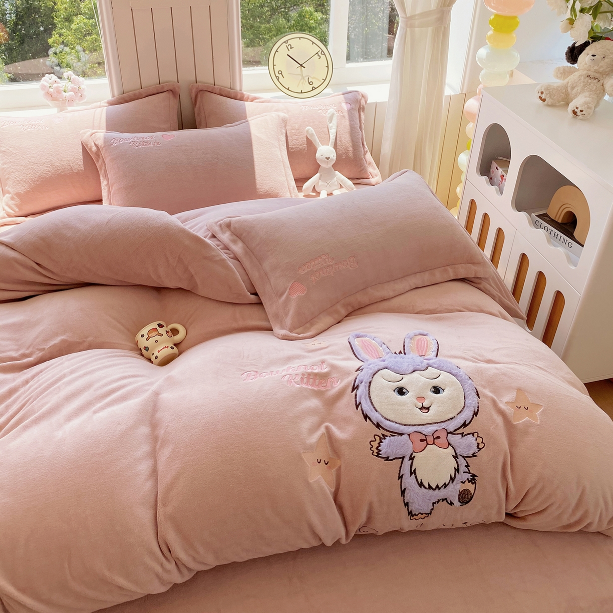 91家纺网 家纺一手货源 找家纺 悦织湾家纺 2025新款牛奶绒四件套纯色贴布绣床单款床盖款床上用品四件套时尚小兔2025新款加厚 床单款时尚小兔-浅豆沙