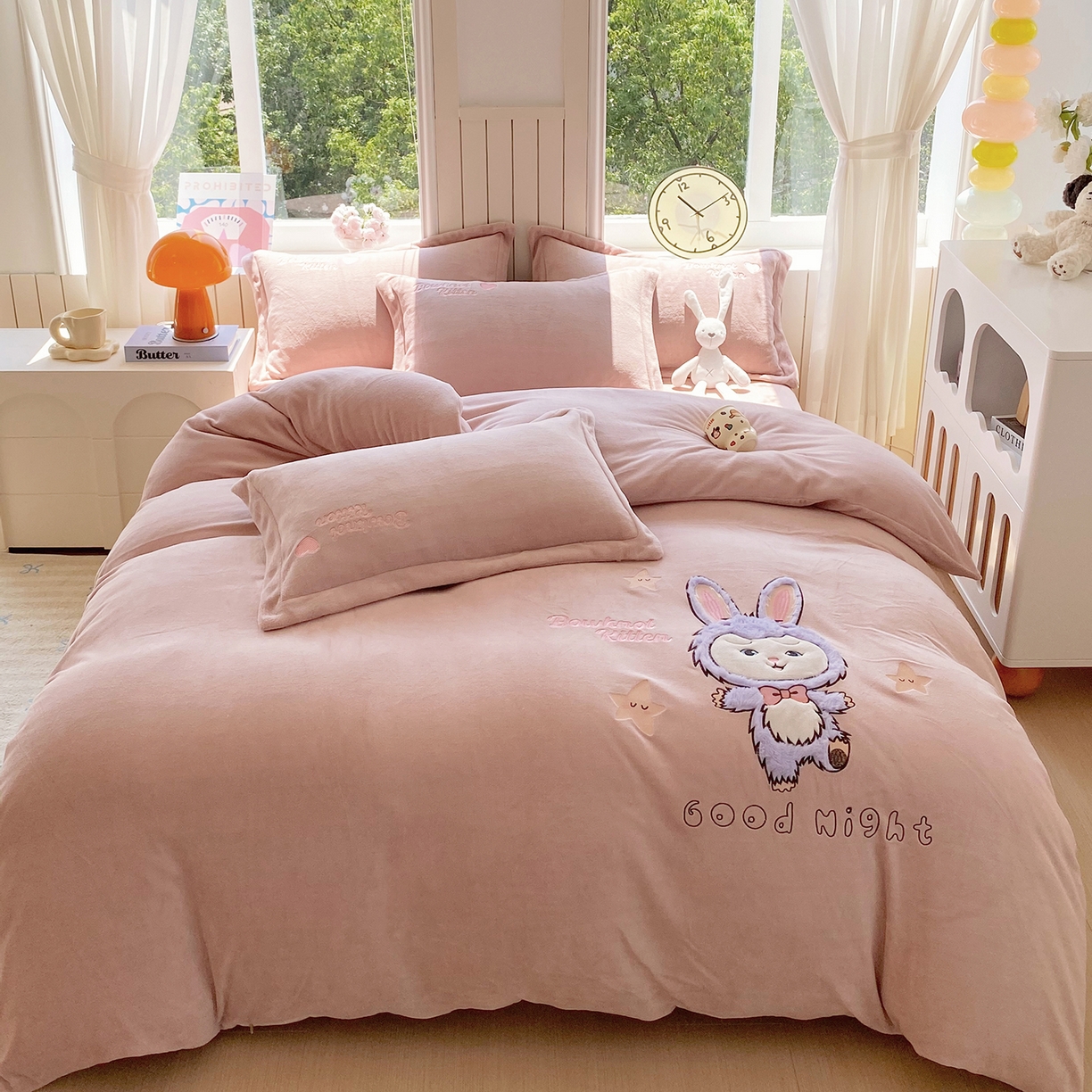 91家纺网 家纺一手货源 找家纺 悦织湾家纺 2025新款牛奶绒四件套纯色贴布绣床单款床盖款床上用品四件套时尚小兔2025新款加厚 床单款时尚小兔-浅豆沙