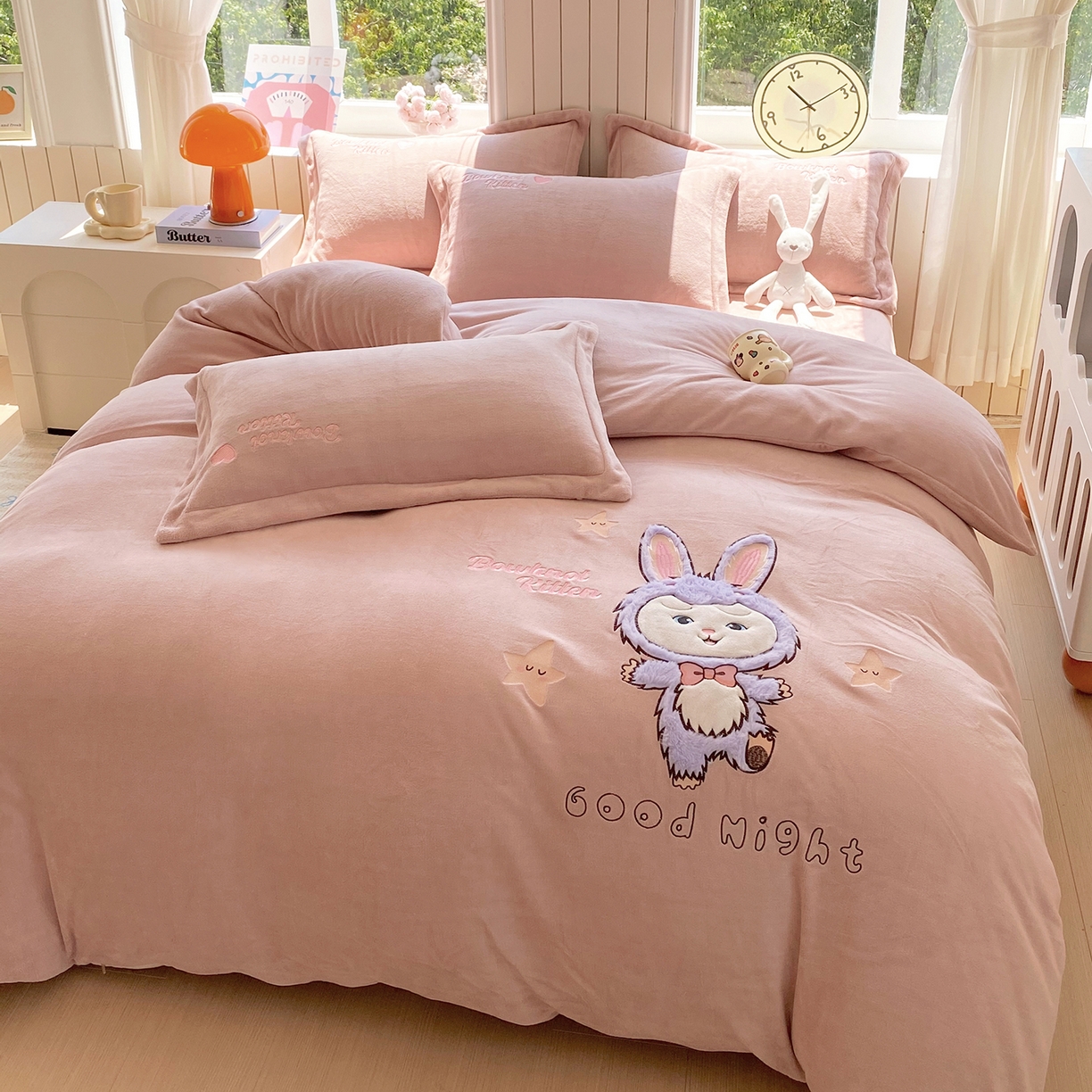 91家纺网 家纺一手货源 找家纺 悦织湾家纺 2025新款牛奶绒四件套纯色贴布绣床单款床盖款床上用品四件套时尚小兔2025新款加厚 床单款时尚小兔-浅豆沙