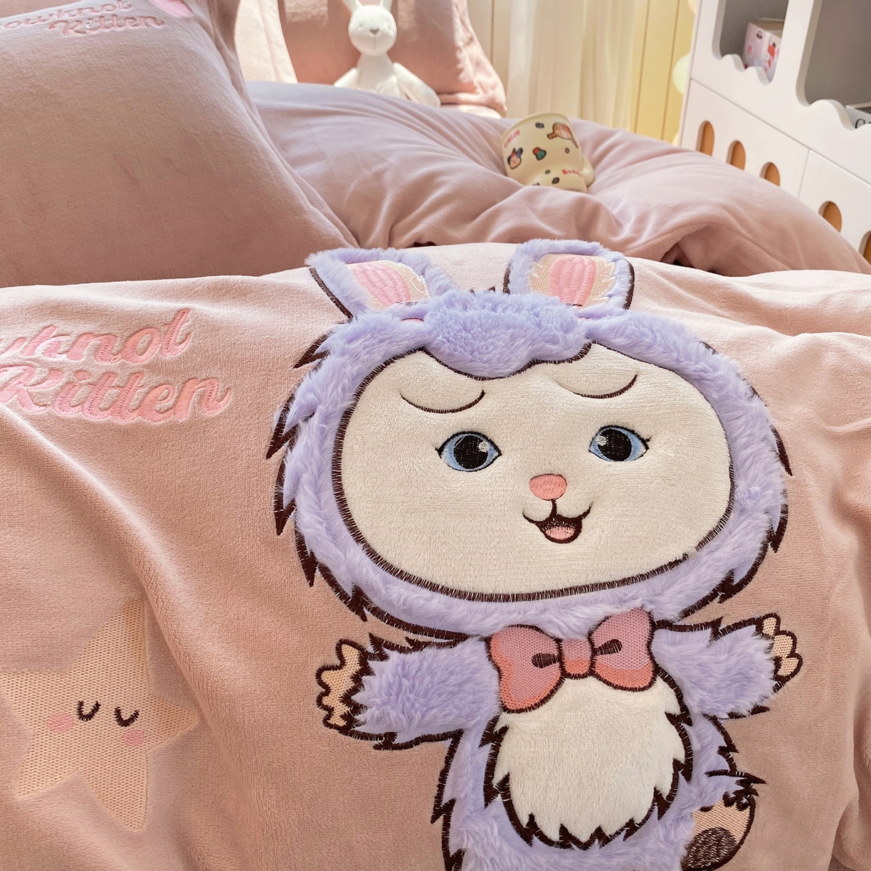 91家纺网 家纺一手货源 找家纺 悦织湾家纺 2025新款牛奶绒四件套纯色贴布绣床单款床盖款床上用品四件套时尚小兔2025新款加厚 床单款时尚小兔-浅豆沙