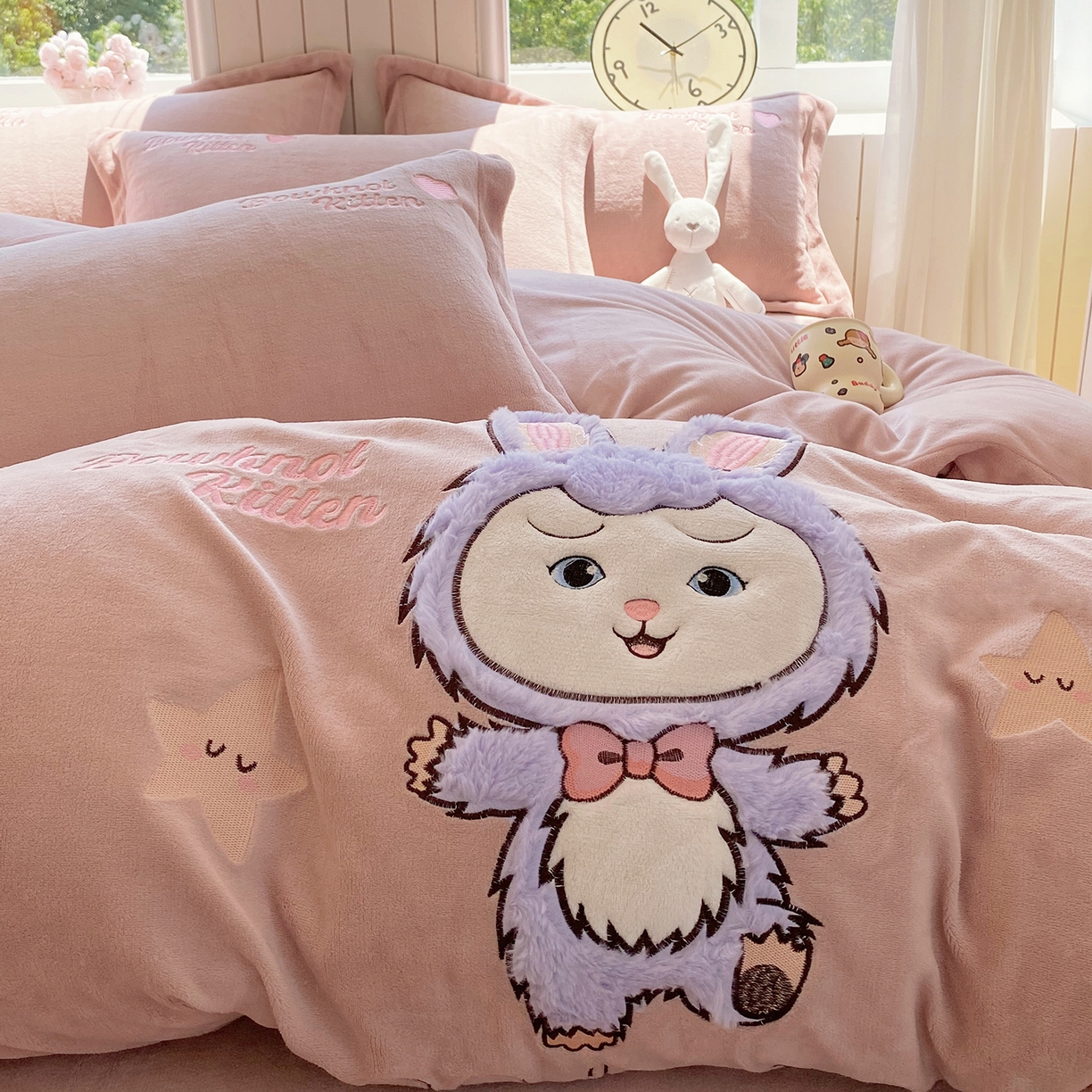 91家纺网 家纺一手货源 找家纺 悦织湾家纺 2025新款牛奶绒四件套纯色贴布绣床单款床盖款床上用品四件套时尚小兔2025新款加厚 床单款时尚小兔-浅豆沙