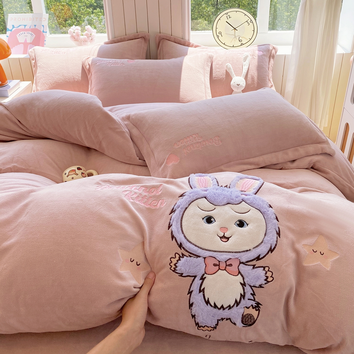 91家纺网 家纺一手货源 找家纺 悦织湾家纺 2025新款牛奶绒四件套纯色贴布绣床单款床盖款床上用品四件套时尚小兔2025新款加厚 床单款时尚小兔-浅豆沙