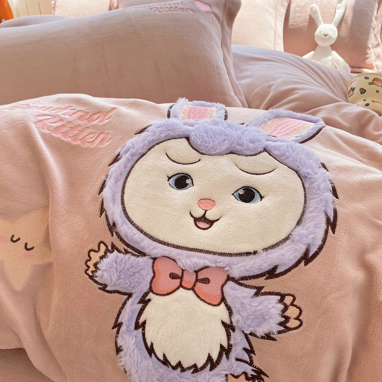 91家纺网 家纺一手货源 找家纺 悦织湾家纺 2025新款牛奶绒四件套纯色贴布绣床单款床盖款床上用品四件套时尚小兔2025新款加厚 床单款时尚小兔-浅豆沙