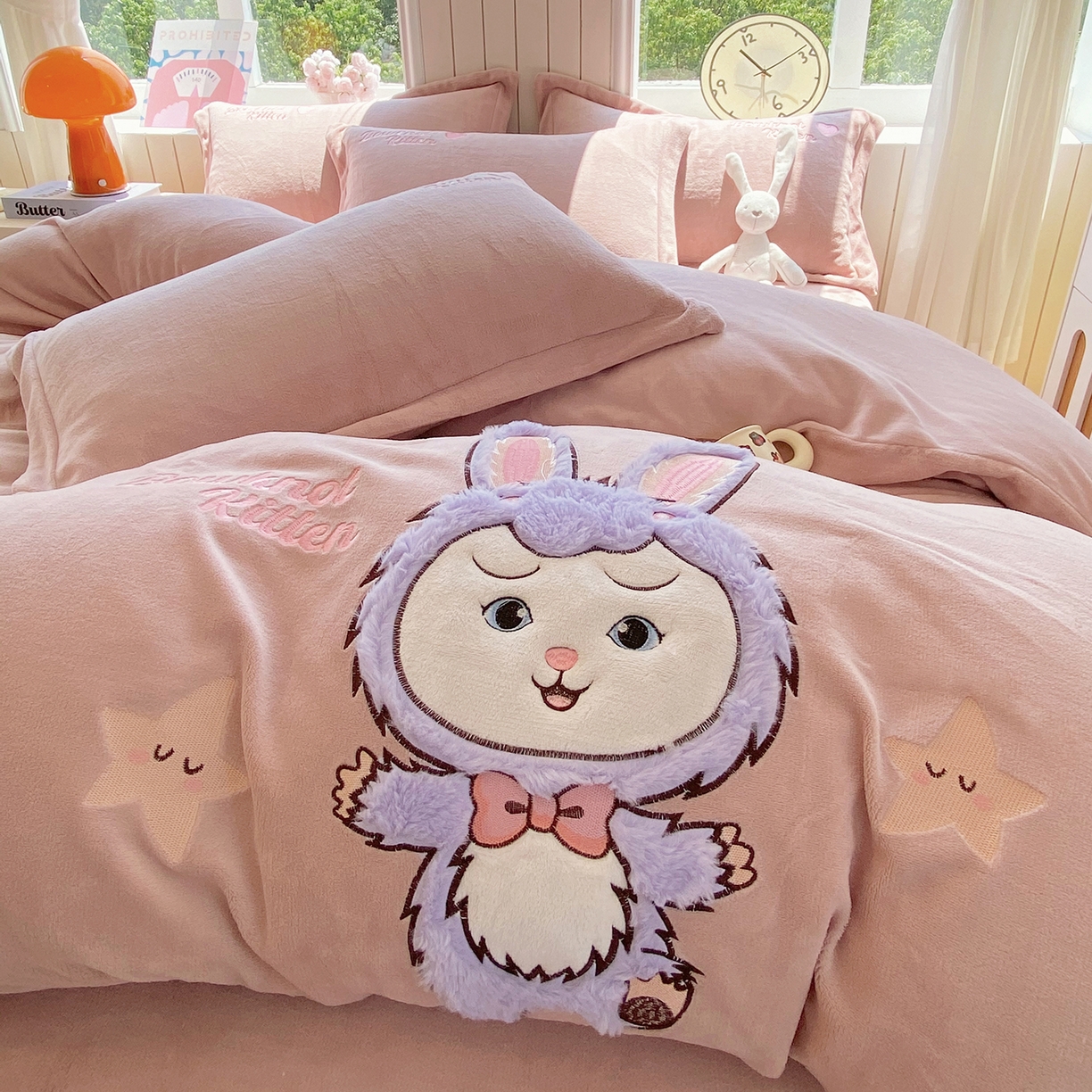 91家纺网 家纺一手货源 找家纺 悦织湾家纺 2025新款牛奶绒四件套纯色贴布绣床单款床盖款床上用品四件套时尚小兔2025新款加厚 床单款时尚小兔-浅豆沙