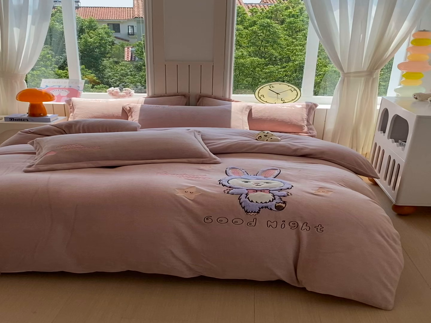 91家纺网 家纺一手货源 找家纺 悦织湾家纺 2025新款牛奶绒四件套纯色贴布绣床单款床盖款床上用品四件套时尚小兔2025新款加厚 床单款时尚小兔-浅豆沙