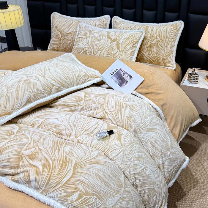 91家纺网 家纺一手货源 找家纺 ME/ERA HOME寐时代 2025新款牛奶绒立体雕花兔毛绒包边单品被套 北欧经典