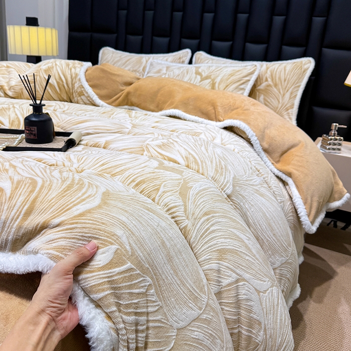 91家纺网 家纺一手货源 找家纺 ME/ERA HOME寐时代 2025新款牛奶绒立体雕花兔毛绒包边单品被套 北欧经典