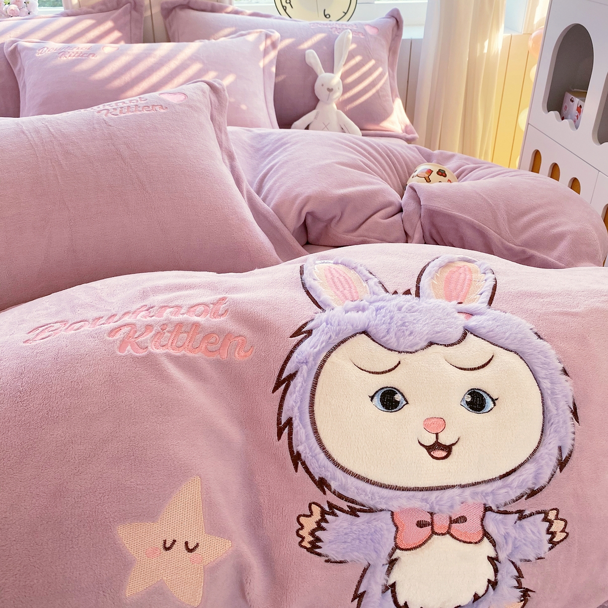 91家纺网 家纺一手货源 找家纺 悦织湾家纺 2025新款牛奶绒四件套纯色贴布绣床单款床盖款床上用品四件套时尚小兔2025新款加厚 床单款时尚小兔-紫