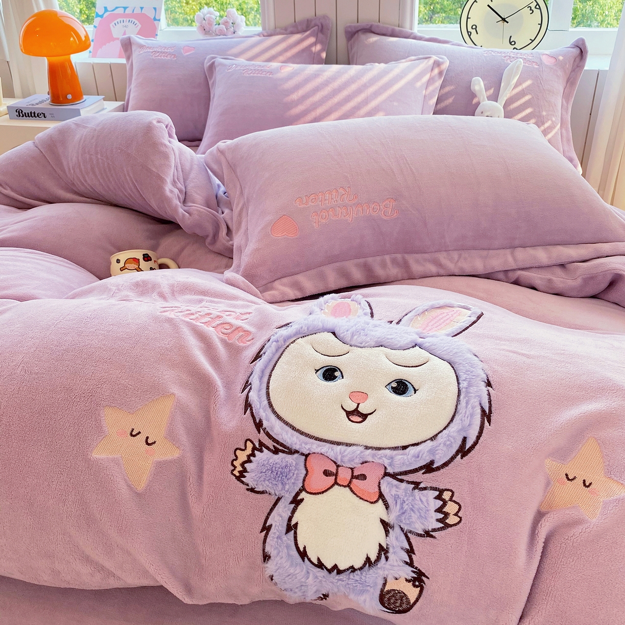 91家纺网 家纺一手货源 找家纺 悦织湾家纺 2025新款牛奶绒四件套纯色贴布绣床单款床盖款床上用品四件套时尚小兔2025新款加厚 床单款时尚小兔-紫