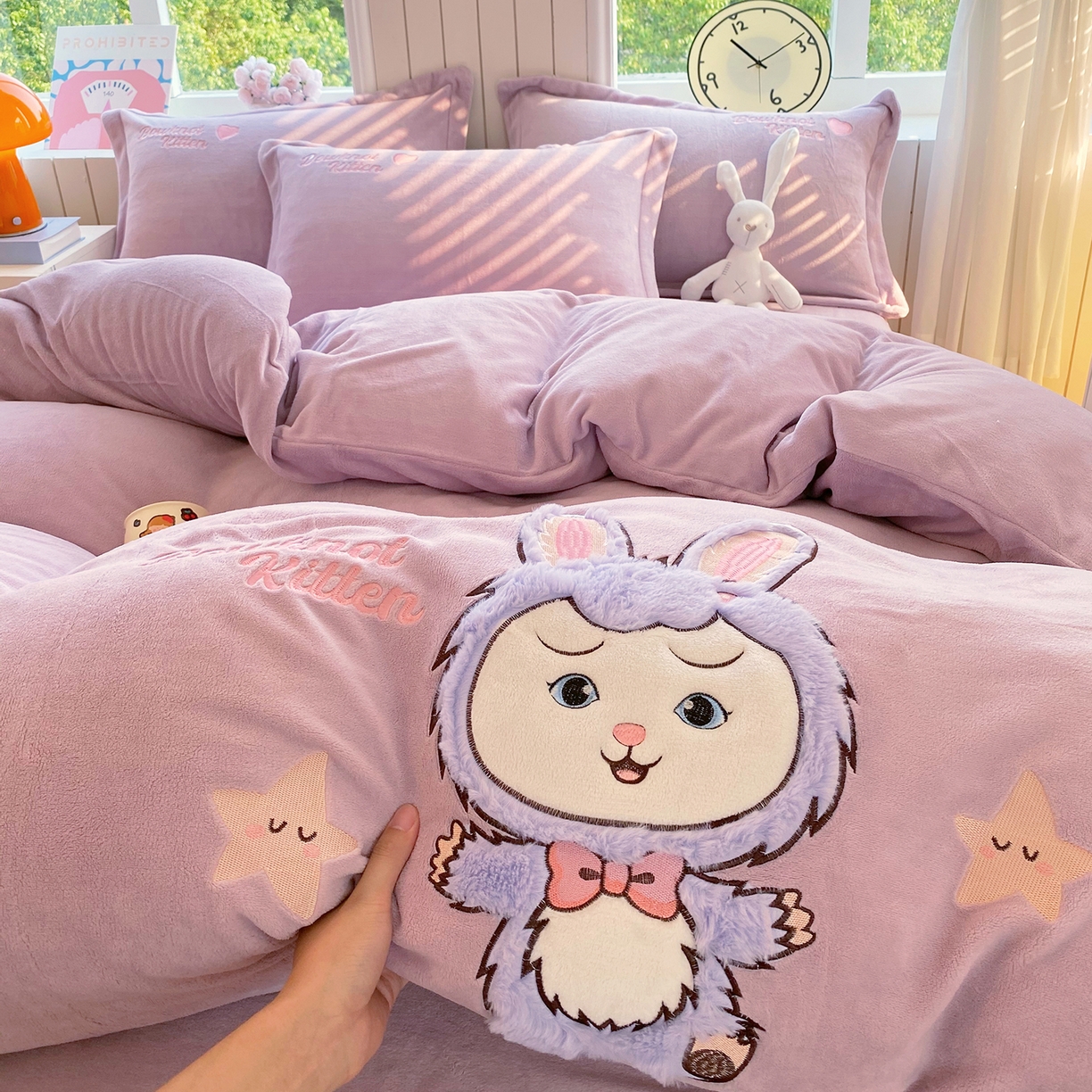 91家纺网 家纺一手货源 找家纺 悦织湾家纺 2025新款牛奶绒四件套纯色贴布绣床单款床盖款床上用品四件套时尚小兔2025新款加厚 床单款时尚小兔-紫