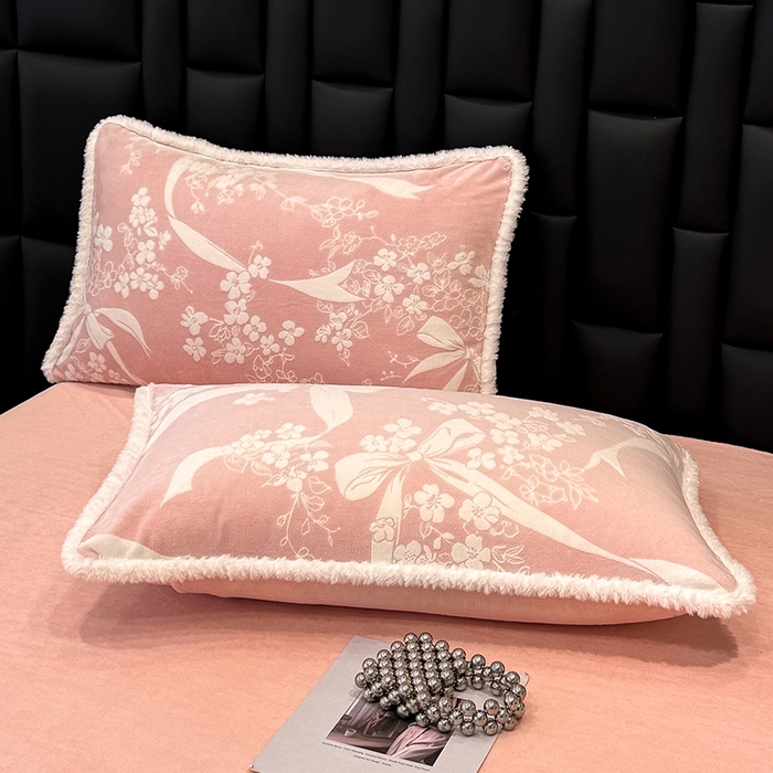 91家纺网 家纺一手货源 找家纺 ME/ERA HOME寐时代 2025新款牛奶绒立体雕花兔毛绒包边单品被套 彩带飘飘