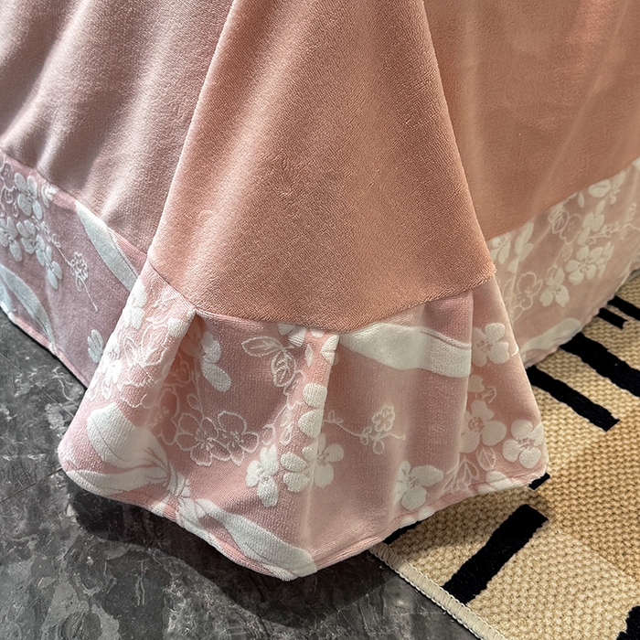 91家纺网 家纺一手货源 找家纺 ME/ERA HOME寐时代 2025新款牛奶绒立体雕花兔毛绒包边单品被套 彩带飘飘