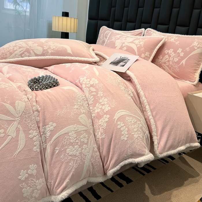 91家纺网 家纺一手货源 找家纺 ME/ERA HOME寐时代 2025新款牛奶绒立体雕花兔毛绒包边单品被套 彩带飘飘