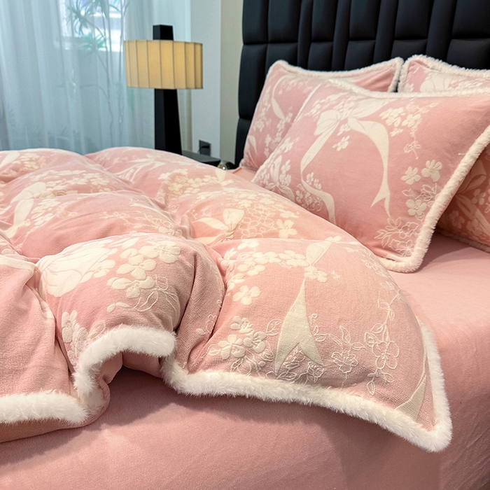 91家纺网 家纺一手货源 找家纺 ME/ERA HOME寐时代 2025新款牛奶绒立体雕花兔毛绒包边单品被套 彩带飘飘