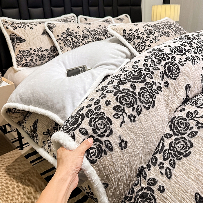 91家纺网 家纺一手货源 找家纺 ME/ERA HOME寐时代 2025新款牛奶绒立体雕花兔毛绒包边单品被套 蝶恋花香