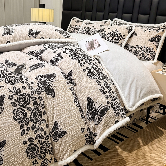 91家纺网 家纺一手货源 找家纺 ME/ERA HOME寐时代 2025新款牛奶绒立体雕花兔毛绒包边单品被套 蝶恋花香