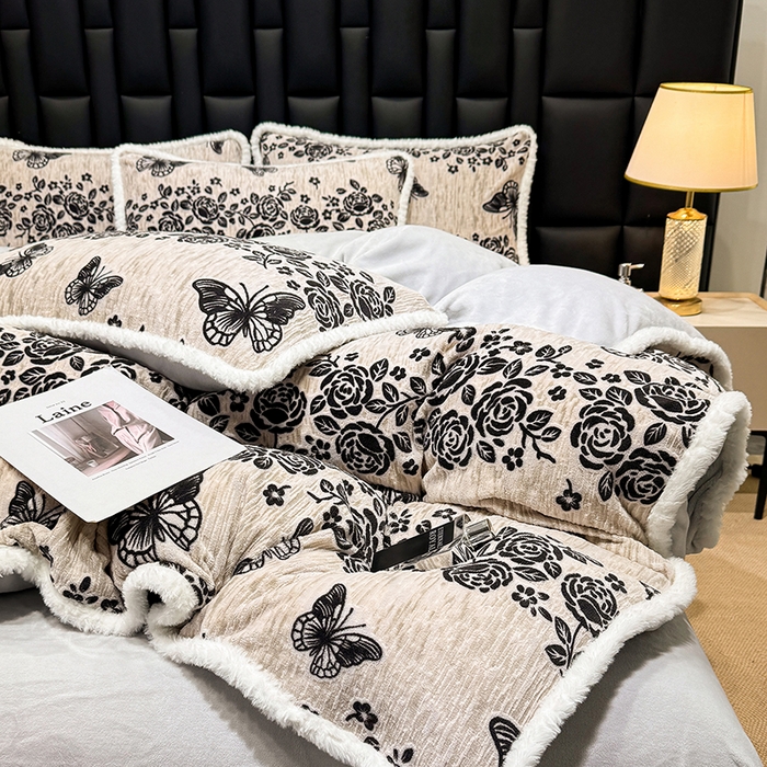 91家纺网 家纺一手货源 找家纺 ME/ERA HOME寐时代 2025新款牛奶绒立体雕花兔毛绒包边单品被套 蝶恋花香