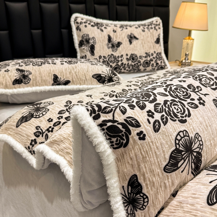 91家纺网 家纺一手货源 找家纺 ME/ERA HOME寐时代 2025新款牛奶绒立体雕花兔毛绒包边单品被套 蝶恋花香