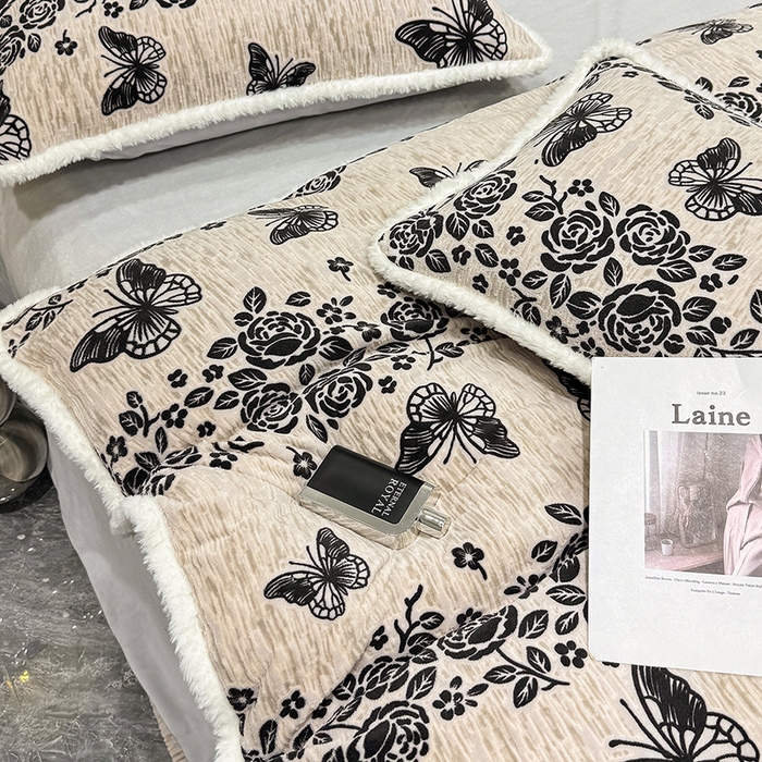 91家纺网 家纺一手货源 找家纺 ME/ERA HOME寐时代 2025新款牛奶绒立体雕花兔毛绒包边单品被套 蝶恋花香