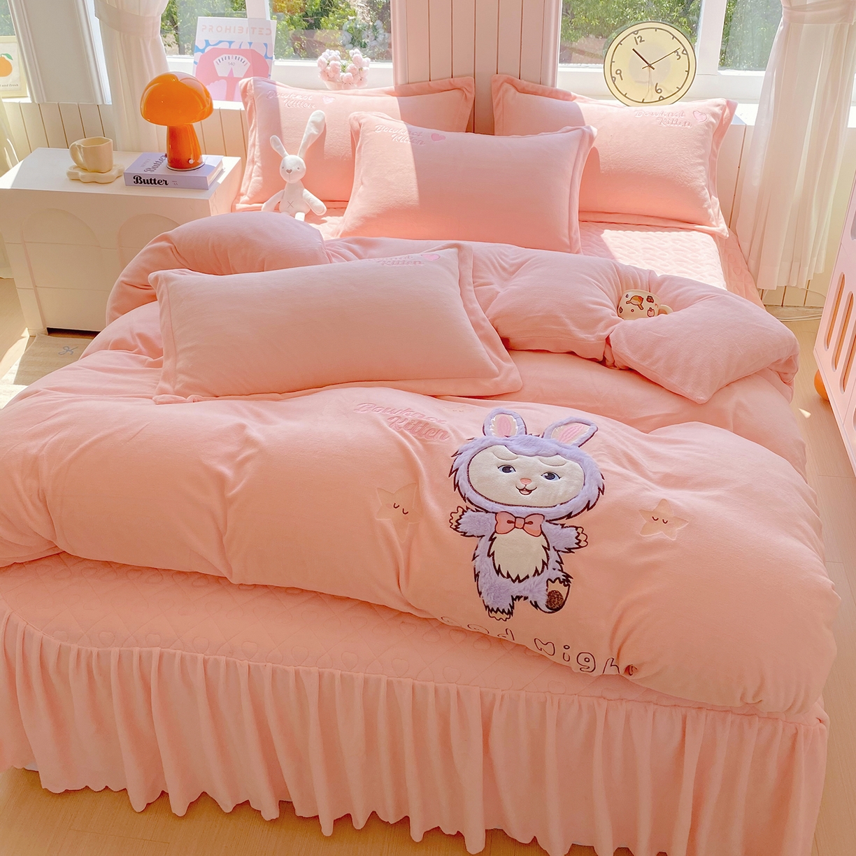 91家纺网 家纺一手货源 找家纺 悦织湾家纺 2025新款牛奶绒四件套纯色贴布绣床单款床盖款床上用品四件套时尚小兔2025新款加厚 床盖款-时尚小兔-粉