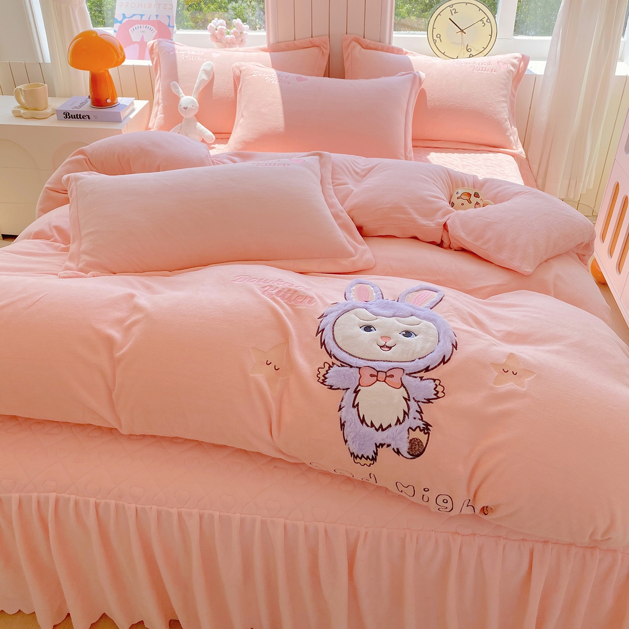 91家纺网 家纺一手货源 找家纺 悦织湾家纺 2025新款牛奶绒四件套纯色贴布绣床单款床盖款床上用品四件套时尚小兔2025新款加厚 床盖款-时尚小兔-粉