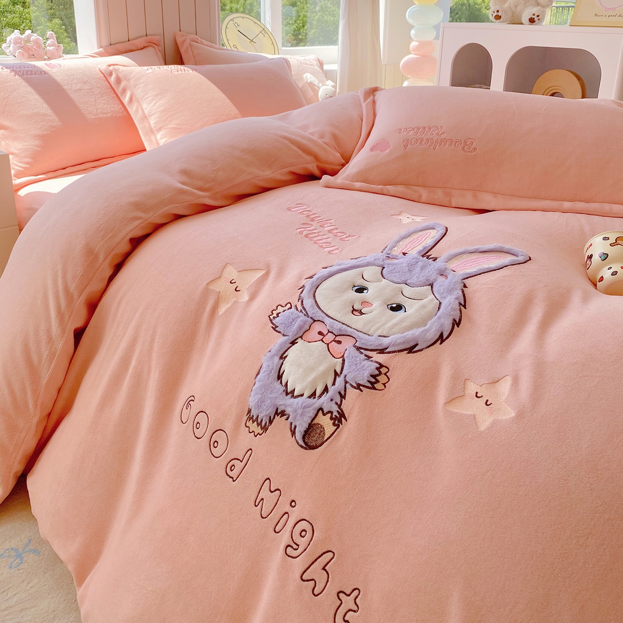 91家纺网 家纺一手货源 找家纺 悦织湾家纺 2025新款牛奶绒四件套纯色贴布绣床单款床盖款床上用品四件套时尚小兔2025新款加厚 床盖款-时尚小兔-粉