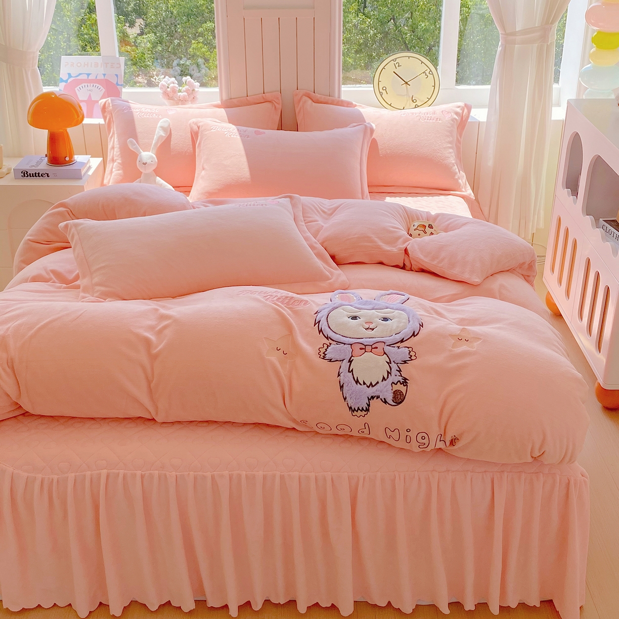 91家纺网 家纺一手货源 找家纺 悦织湾家纺 2025新款牛奶绒四件套纯色贴布绣床单款床盖款床上用品四件套时尚小兔2025新款加厚 床盖款-时尚小兔-粉