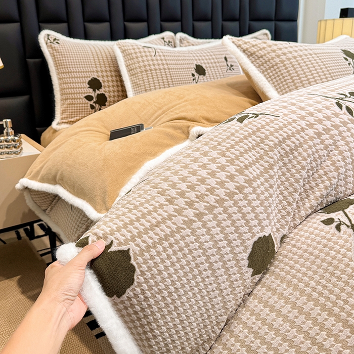 91家纺网 家纺一手货源 找家纺 ME/ERA HOME寐时代 2025新款牛奶绒立体雕花兔毛绒包边单品被套 格韵经典