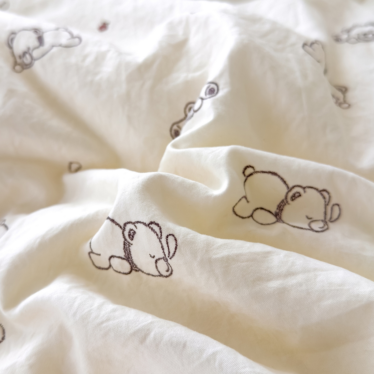 91家纺网 家纺一手货源 找家纺 蓝冰家纺 2025新款亚朵棉印花大豆冬被被子被芯 贪睡熊