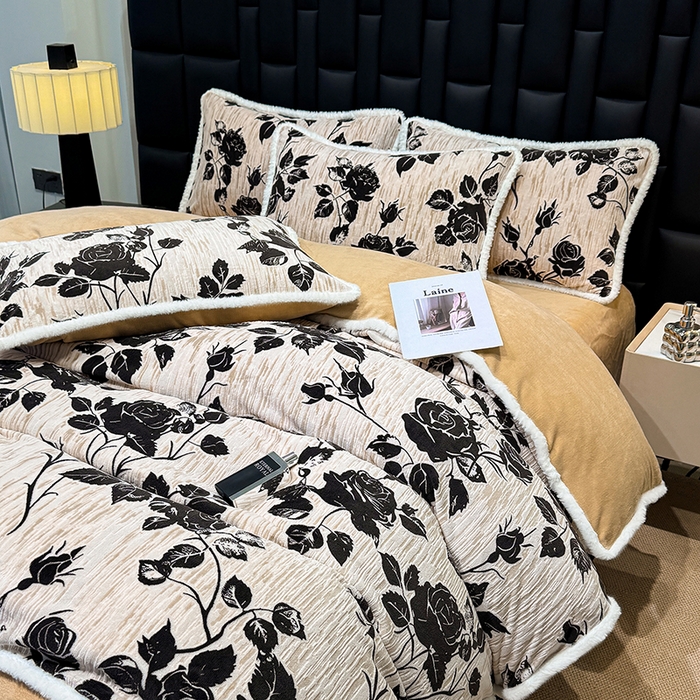 91家纺网 家纺一手货源 找家纺 ME/ERA HOME寐时代 2025新款牛奶绒立体雕花兔毛绒包边单品被套 古韵花香