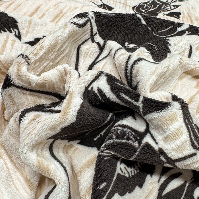 91家纺网 家纺一手货源 找家纺 ME/ERA HOME寐时代 2025新款牛奶绒立体雕花兔毛绒包边单品被套 古韵花香