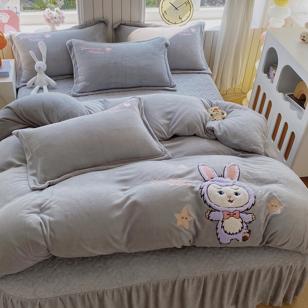 91家纺网 家纺一手货源 找家纺 悦织湾家纺 2025新款牛奶绒四件套纯色贴布绣床单款床盖款床上用品四件套时尚小兔2025新款加厚 床盖款-时尚小兔-灰