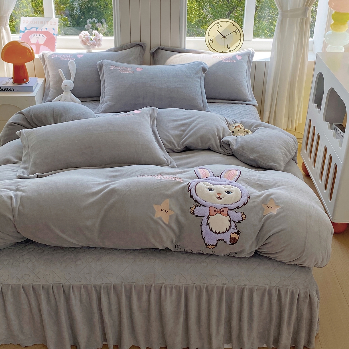 91家纺网 家纺一手货源 找家纺 悦织湾家纺 2025新款牛奶绒四件套纯色贴布绣床单款床盖款床上用品四件套时尚小兔2025新款加厚 床盖款-时尚小兔-灰