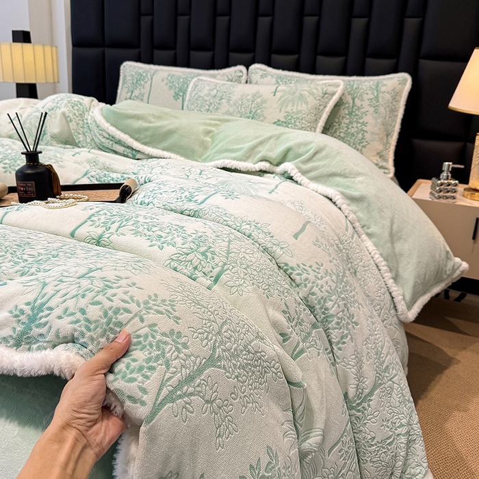 91家纺网 家纺一手货源 找家纺 ME/ERA HOME寐时代 2025新款牛奶绒立体雕花兔毛绒包边单品被套 国色天香