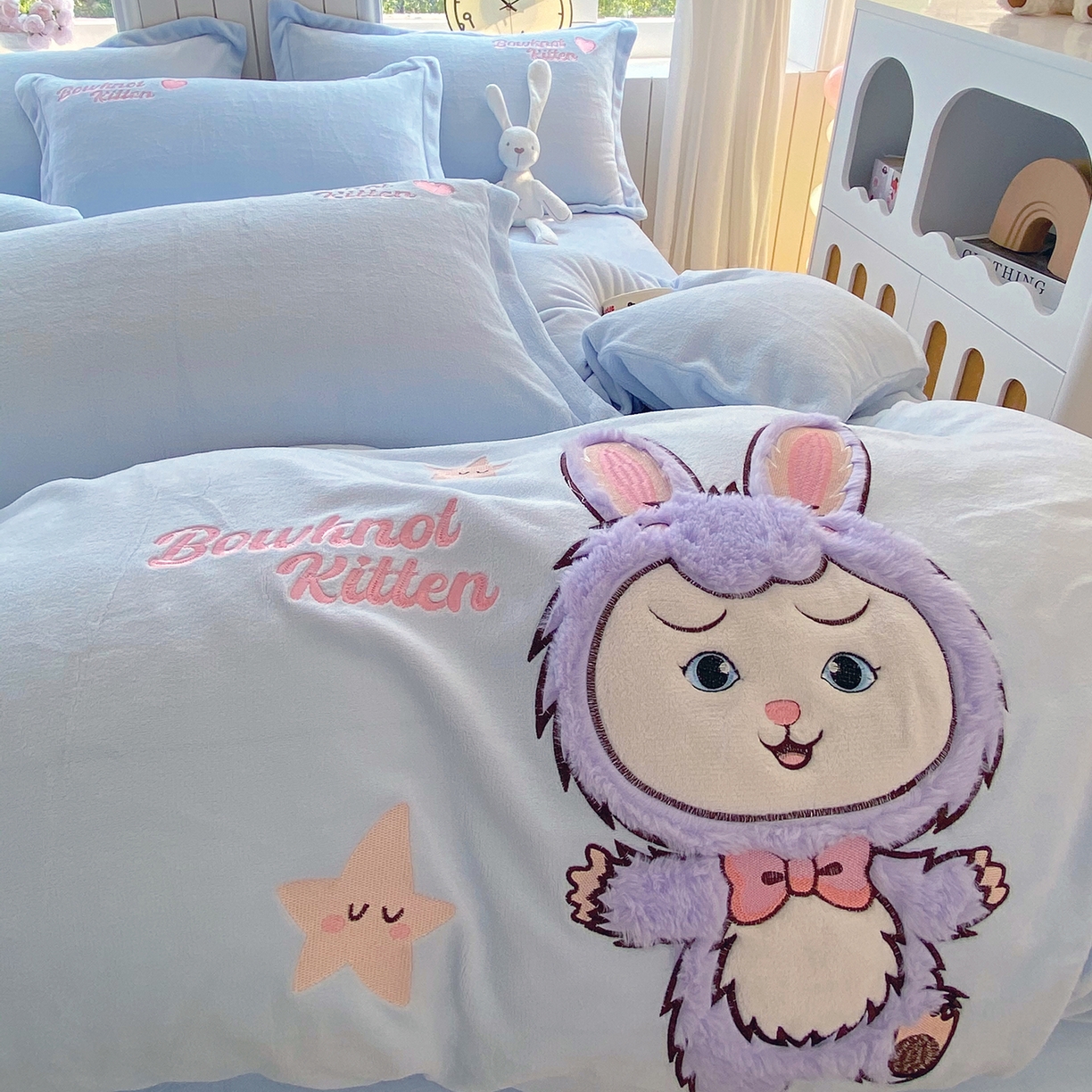 91家纺网 家纺一手货源 找家纺 悦织湾家纺 2025新款牛奶绒四件套纯色贴布绣床单款床盖款床上用品四件套时尚小兔2025新款加厚 床盖款-时尚小兔-蓝