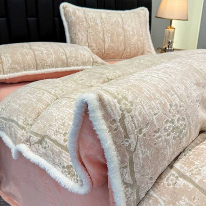 91家纺网 家纺一手货源 找家纺 ME/ERA HOME寐时代 2025新款牛奶绒立体雕花兔毛绒包边单品被套 画意枝头