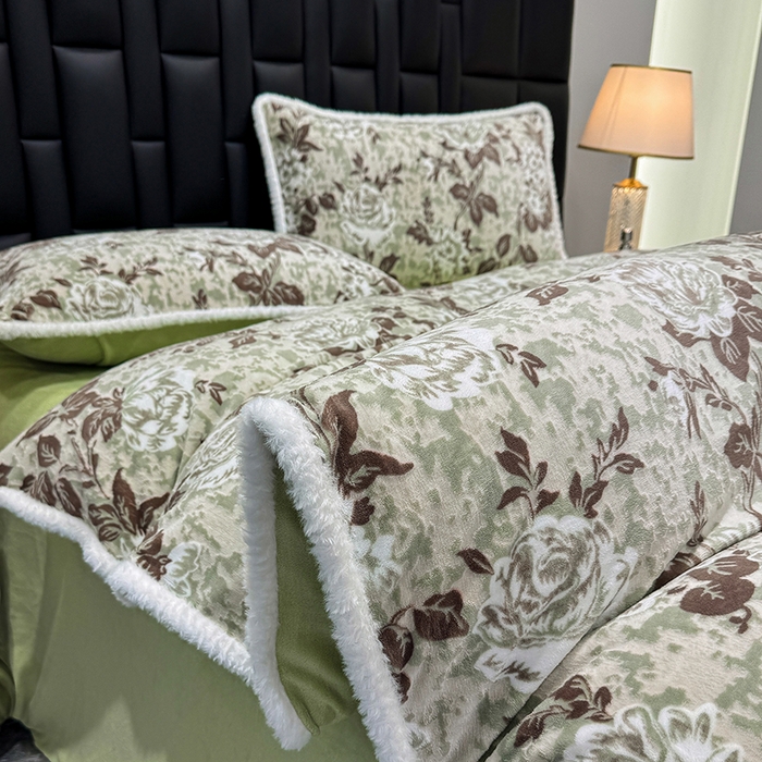 91家纺网 家纺一手货源 找家纺 ME/ERA HOME寐时代 2025新款牛奶绒立体雕花兔毛绒包边单品被套 墨花如梦