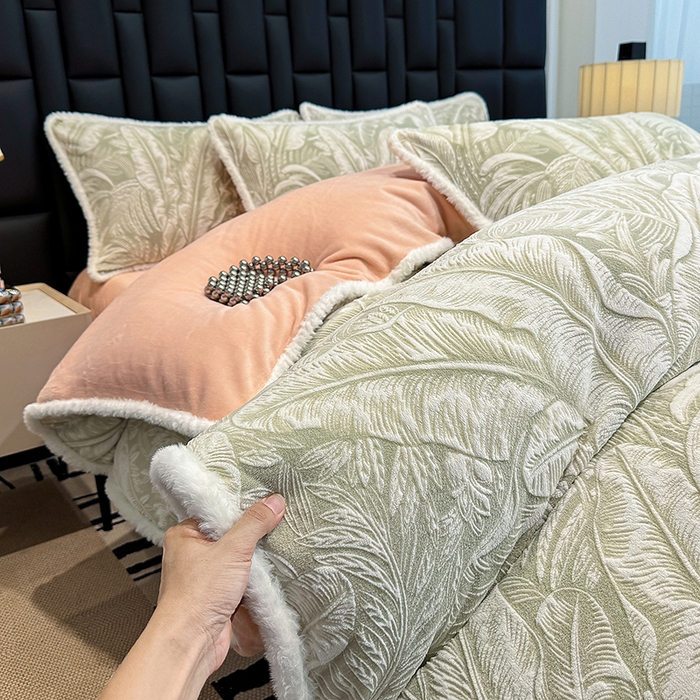 91家纺网 家纺一手货源 找家纺 ME/ERA HOME寐时代 2025新款牛奶绒立体雕花兔毛绒包边单品被套 暖意浓浓