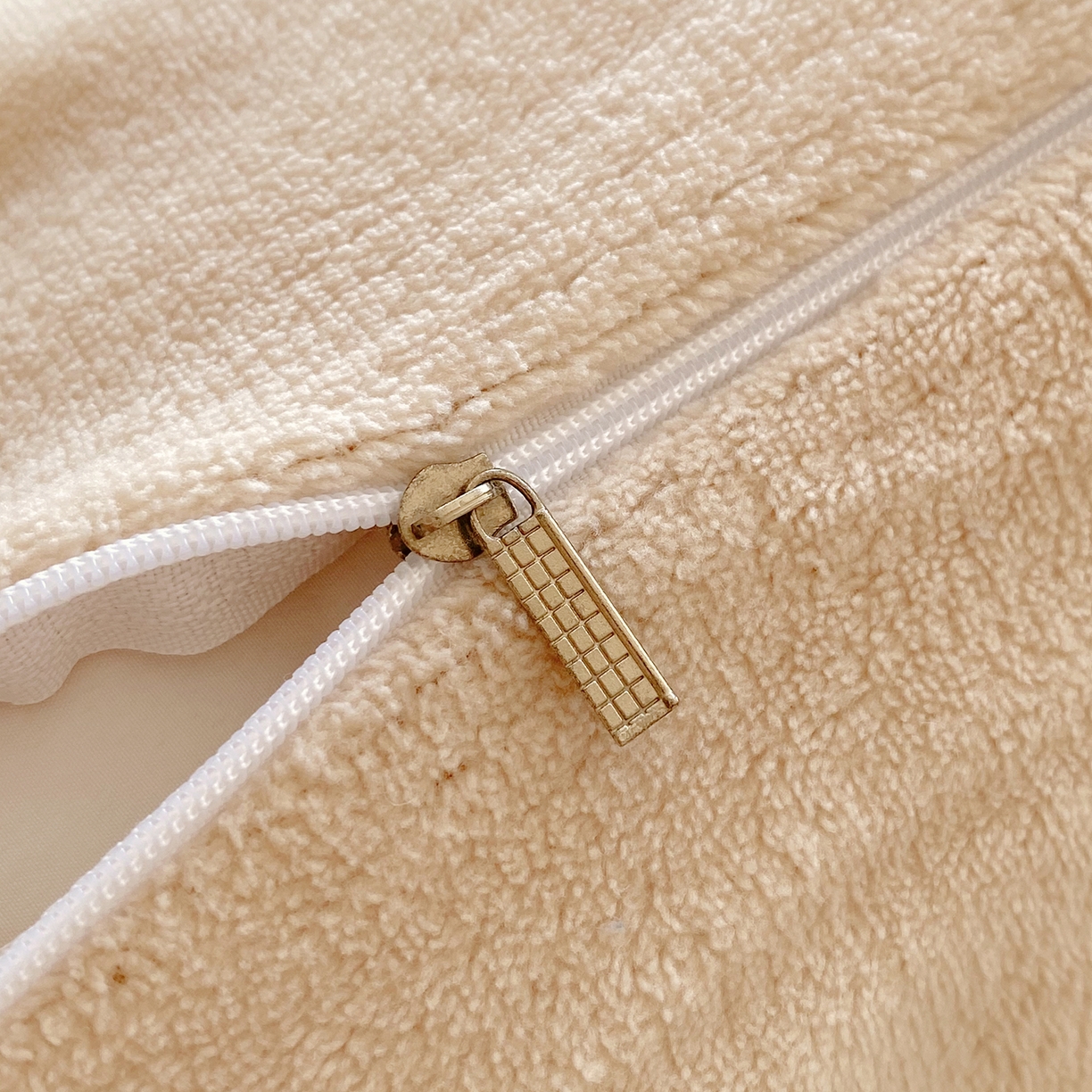 91家纺网 家纺一手货源 找家纺 悦织湾家纺 2025新款牛奶绒四件套纯色贴布绣床单款床盖款床上用品四件套时尚小兔2025新款加厚 床盖款-时尚小兔-奶咖